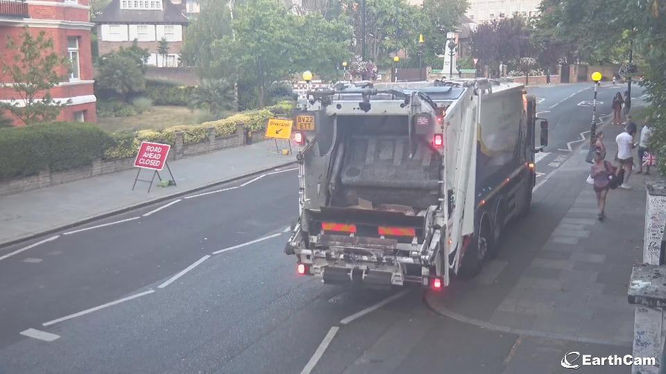 They have garbage trucks in London just like in the US!